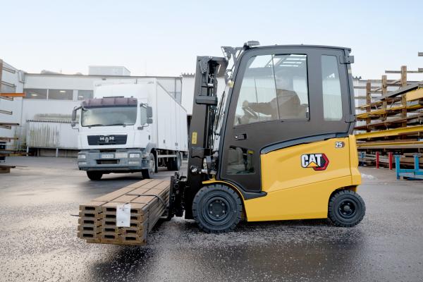 EP25 Cat electric forklift carrying load on slippery surface